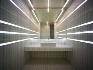 lustro w dobrze oświetlonej łazience