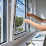 montaż moskitiery na oknie