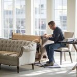 odnowiona sofa w salonie