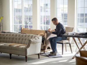 odnowiona sofa w salonie