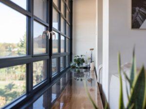 parapet marmurowy do antracytowego okna